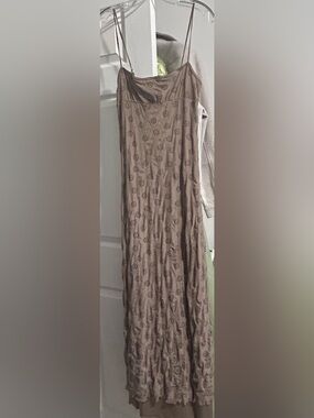 Women's Floral-Print Maxi dress.  Form fitting, lined and a Taupe/Cocoa color.